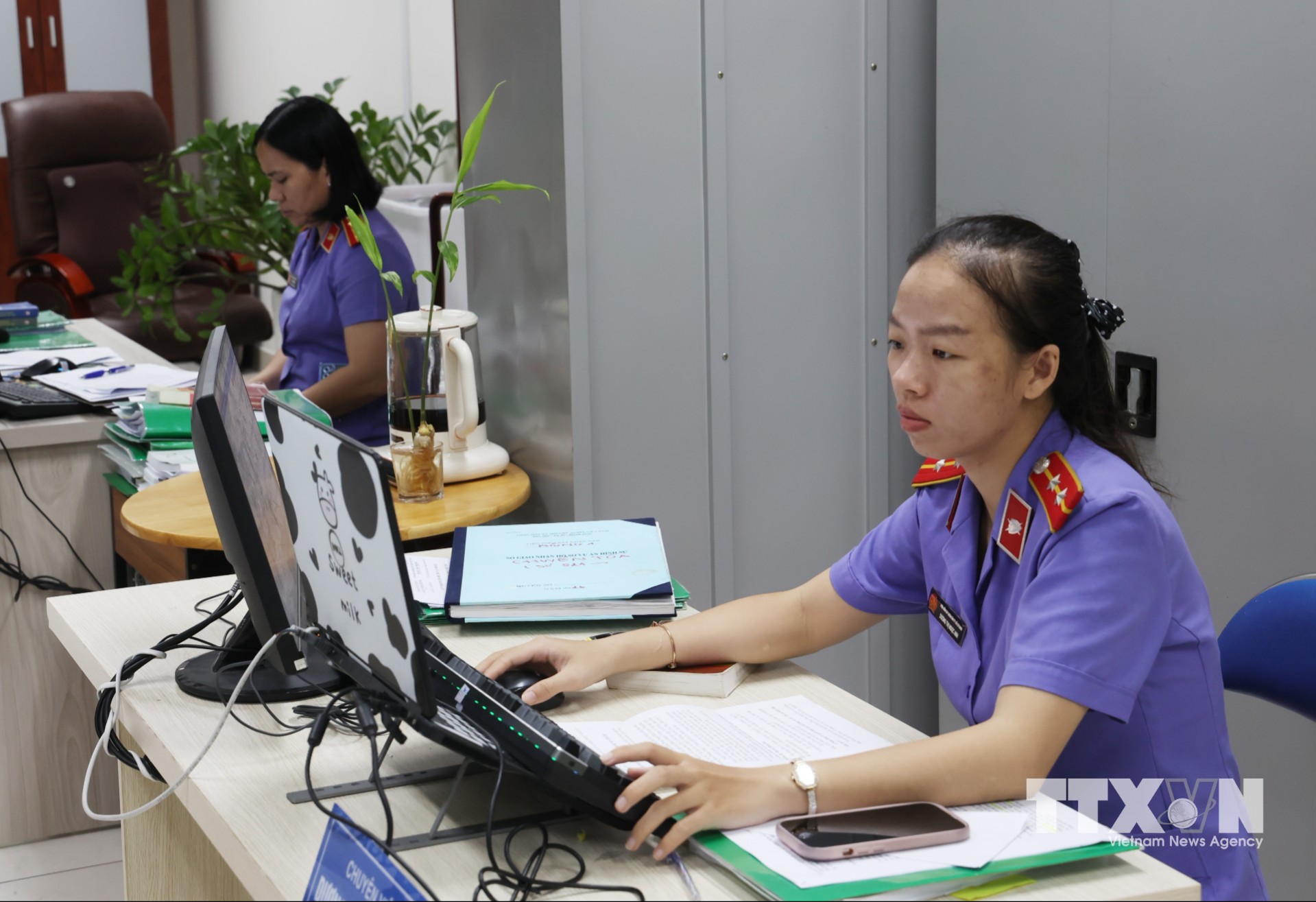 Cán bộ, Kiểm sát viên Phòng Công tố và kiểm sát điều tra, kiểm sát xét xử sơ thẩm án an ninh, ma túy (Phòng 1), Viện Kiểm sát nhân dân Thành phố Hồ Chí Minh làm việc trên hệ thống máy tính, phục vụ số hóa và xử lý hồ sơ vụ án.(Ảnh: Hồng ĐạtTTXVN)